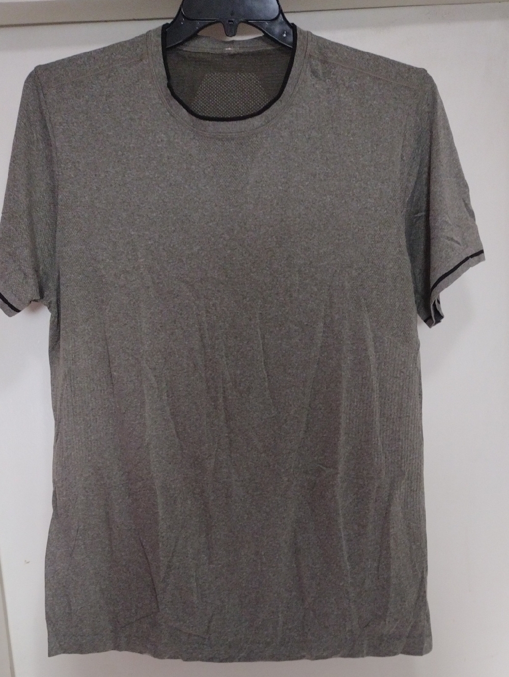 lululemon athletica Men's Gray Short Sleeve Crew with Black Trim Large